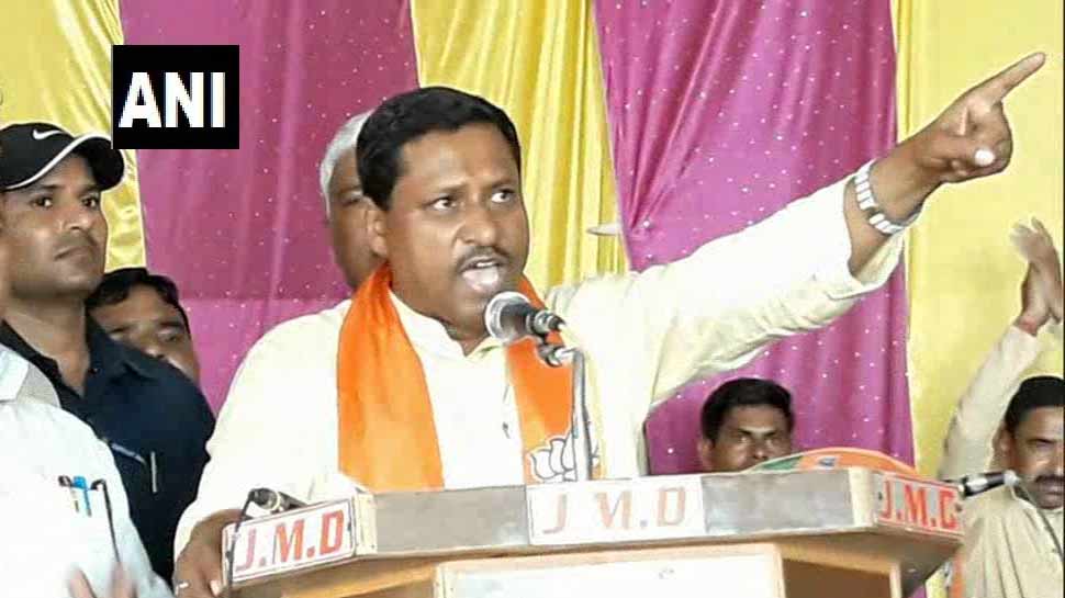 इटावा में रामशंकर कठेरिया, 'केंद्र-राज्य में हमारी सरकार, किसी ने अंगुली दिखाई तो तोड़ दी जाएगी' इटावा में रामशंकर कठेरिया, 'केंद्र-राज्य में हमारी सरकार, किसी ने अंगुली दिखाई तो तोड़ दी जाएगी'