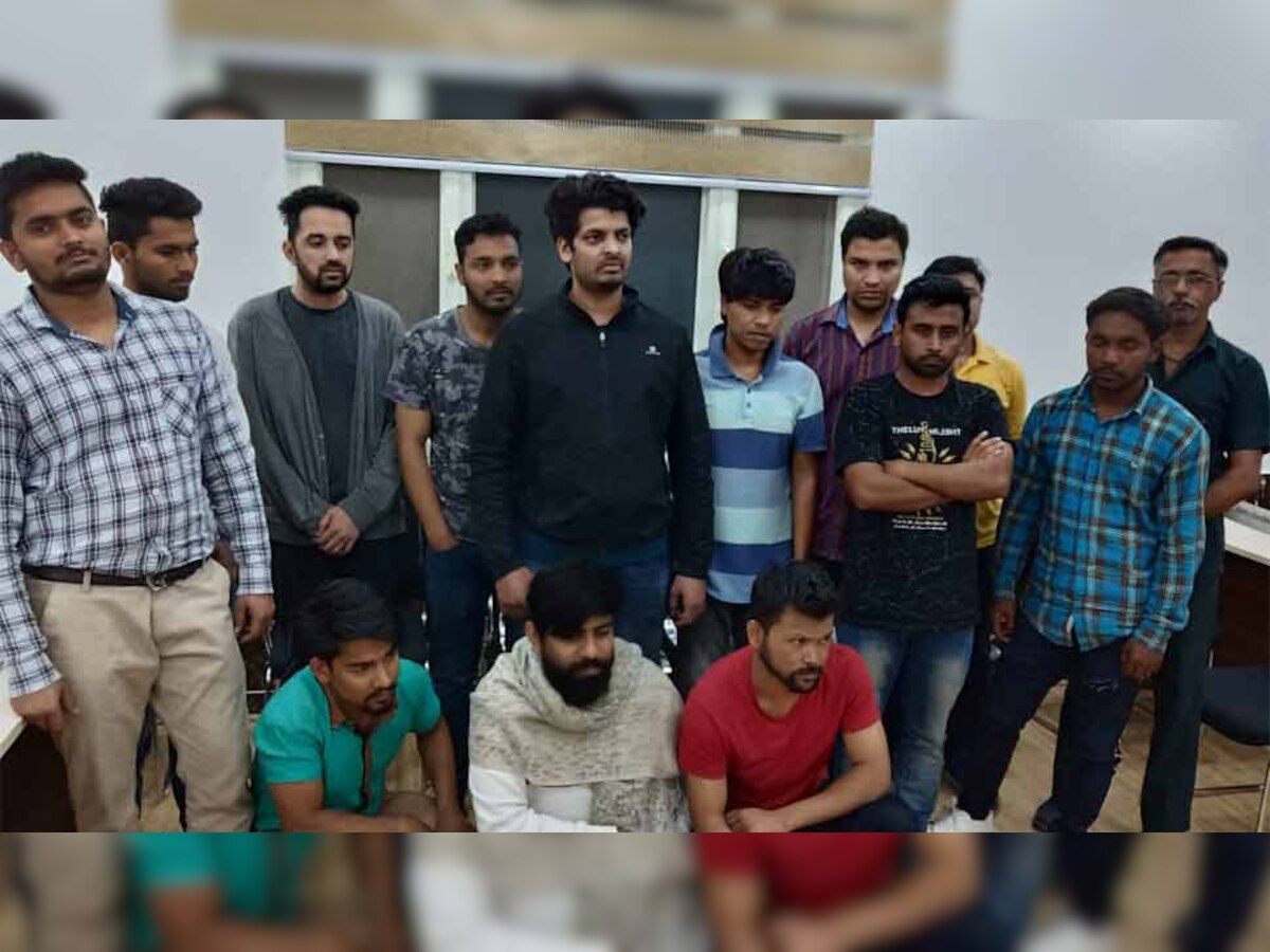 दिल्ली में बैठकर US-कनाडा के लोगों को लगा रहे थे चूना, कॉल सेंटर से 14 लोग गिरफ्तार  