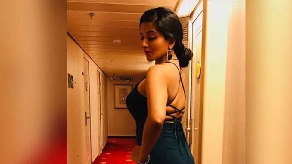 मोनालिसा ने हिंदी फिल्म इंडस्ट्री में छोटे पर्दे से दस्तक दी monalisa new photos in Black gown