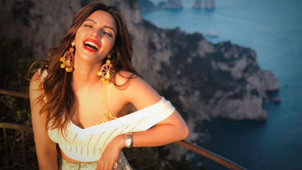 शमा सोशल मीडिया पर काफी एक्टिव सेलेब्स में से एक हैं Shama Sikander gets trolled for black monokini