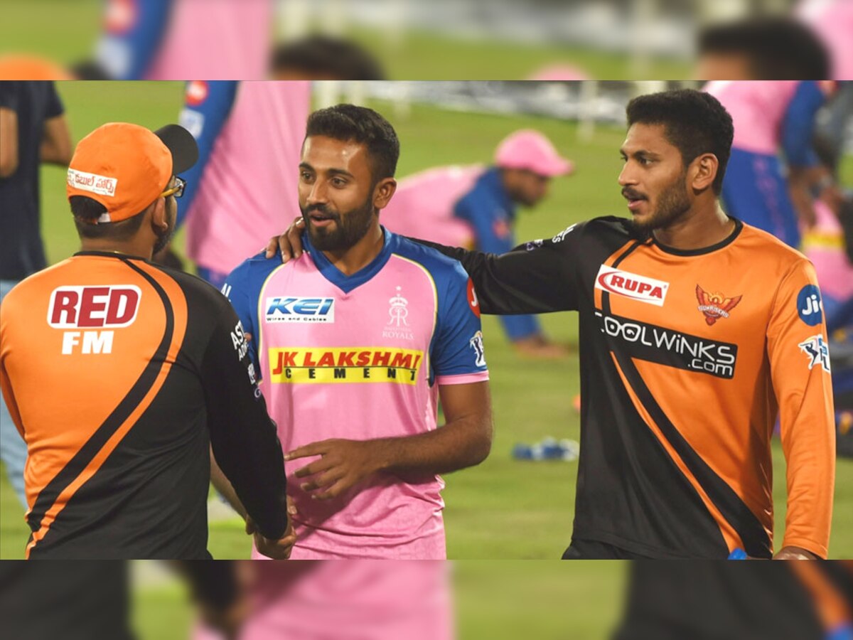  हैदराबाद के राजीव गांधी स्टेडियम में सनराइजर्स हैदराबाद और राजस्थान रॉयल्स टीम के खिलाड़ी. (फोटो: IANS)
