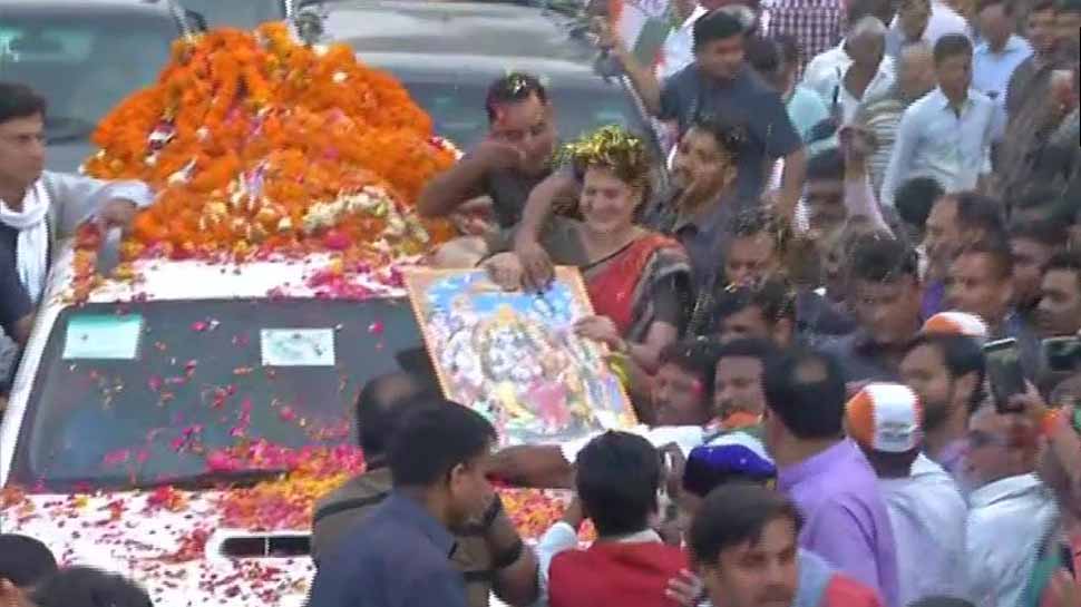 प्रियंका गांधी वाड्रा का अयोध्या में रोड शो, हनुमानगढ़ी में किए दर्शन प्रियंका गांधी वाड्रा का अयोध्या में रोड शो, हनुमानगढ़ी में किए दर्शन