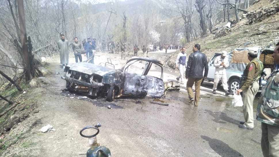 सुरक्षाबलों ने इलाके को घेरा Security forces surrounded the area