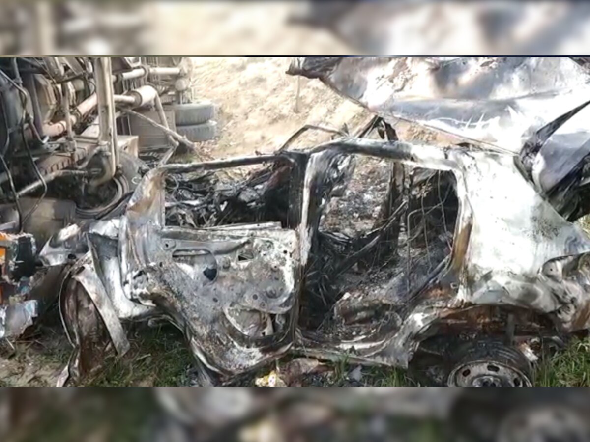 घटना स्थल पर मौजूद लोगों ने बताया कि टक्कर के बाद बस व कार खाई में गिर गई जिसके फौरन बाद कार में आग लग गई. (फाइल फोटो)