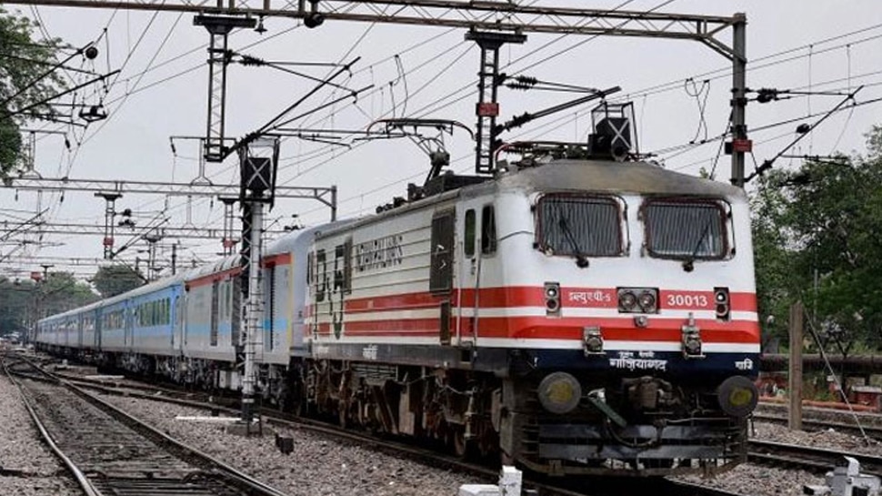 गोरखधाम एक्सप्रेस में चढ़ने के लिए चालू टोकन सिस्टम भी हुआ फेल, नहीं कम हुईं यात्रियों की मुसीबतें
