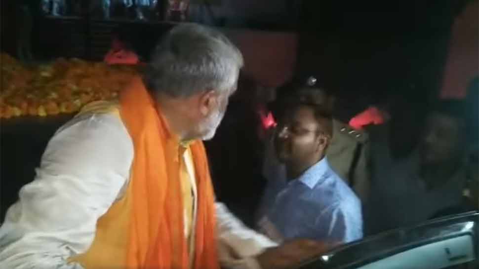 VIDEO: एसडीएम ने रोका केंद्रीय मंत्री का काफिला, तो गुस्साए नेताजी ने की बदसलूकी VIDEO: एसडीएम ने रोका केंद्रीय मंत्री का काफिला, तो गुस्साए नेताजी ने की बदसलूकी