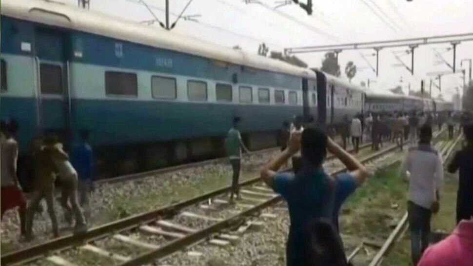 छपरा से सूरत जा रही ताप्ती एक्सप्रेस के 11 डब्बे पटरी से उतरे, कोई हताहत नहीं