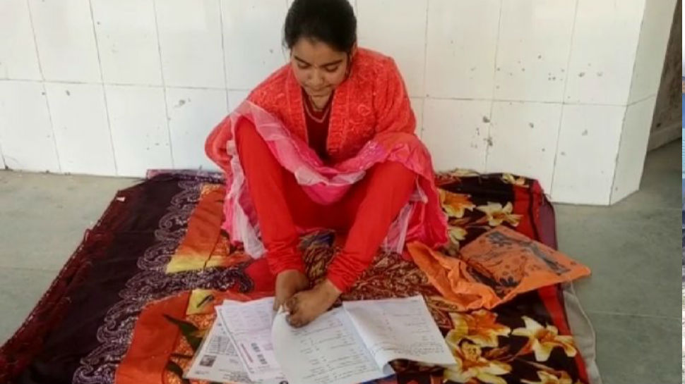 इंटर की परीक्षा में पैर से लिखकर प्रथम श्रेणी में सफल हुई अंकिता, बनना चाहती है IAS इंटर की परीक्षा में पैर से लिखकर प्रथम श्रेणी में सफल हुई अंकिता, बनना चाहती है IAS