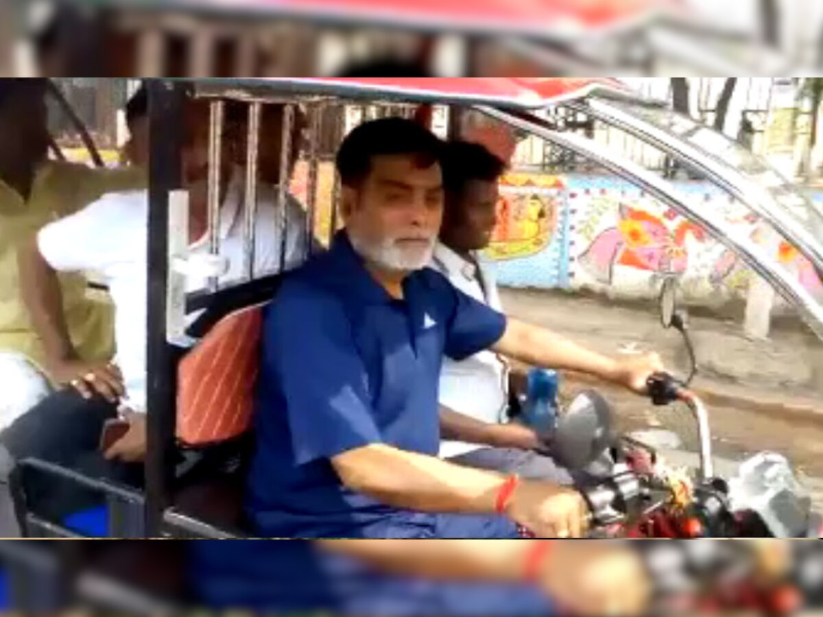 सांसद रामकृपाल यादव पटना में ई-रिक्शा चालने निकले थे.