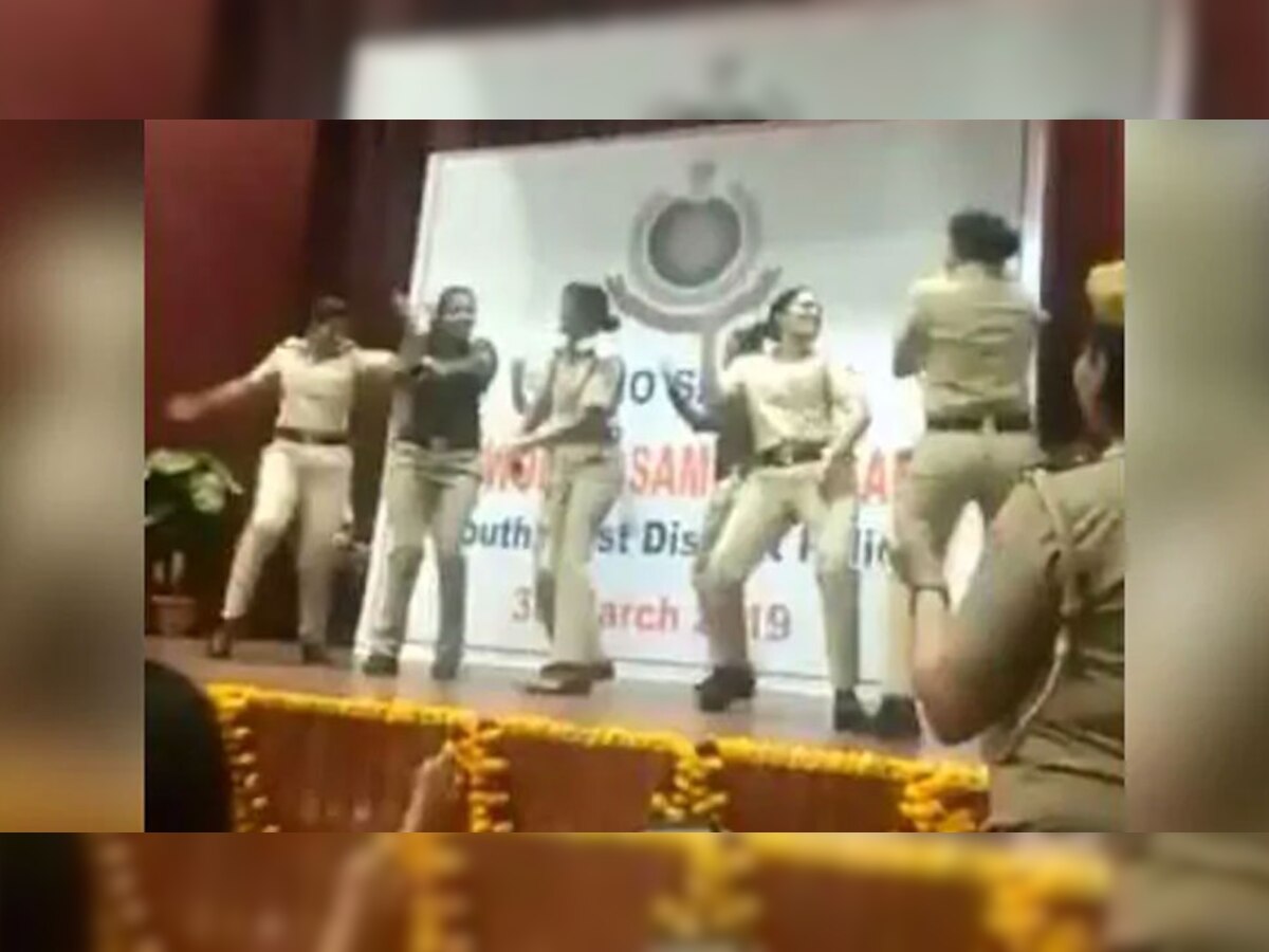 कुछ महिला पुलिसकर्मियों को डांस करता देख, बाकि भी नाचने लगी और पूरा स्टेज भर गया. 