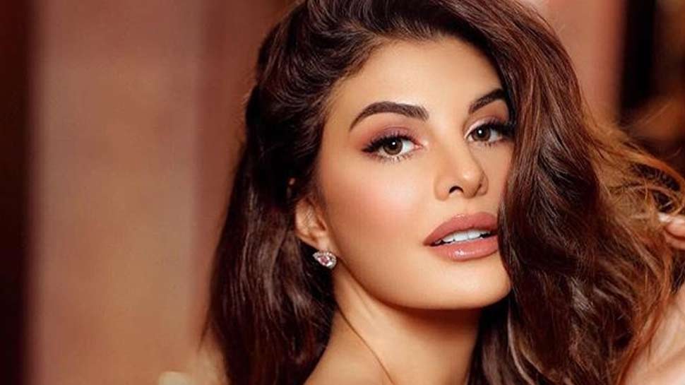 फैंस का उनका ये लुक पसंद नहीं आ रहा है jacqueline fernandez trolled