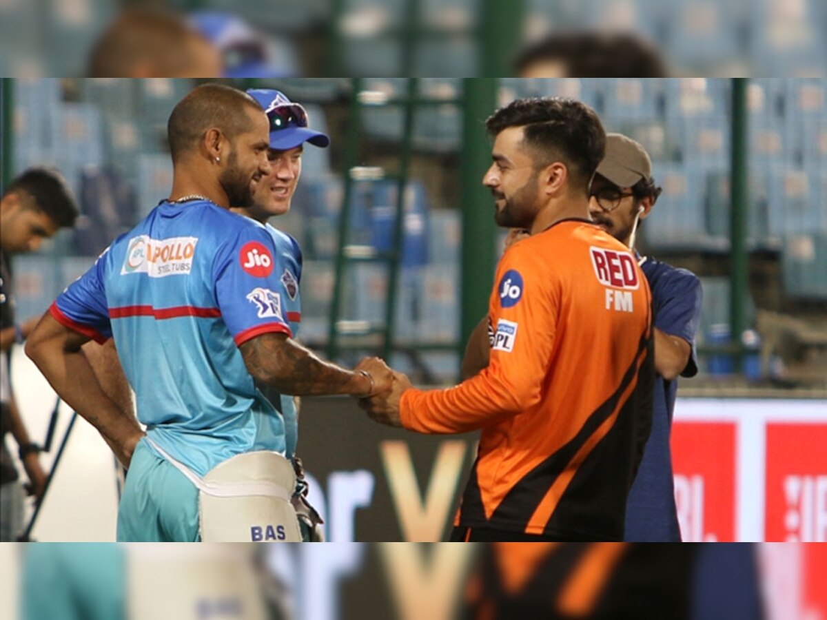 दिल्ली और हैदराबाद के खिलाड़ी मैदान में प्रैक्टिस के दौरान बातचीत करते हुए. (फोटो: IANS)
