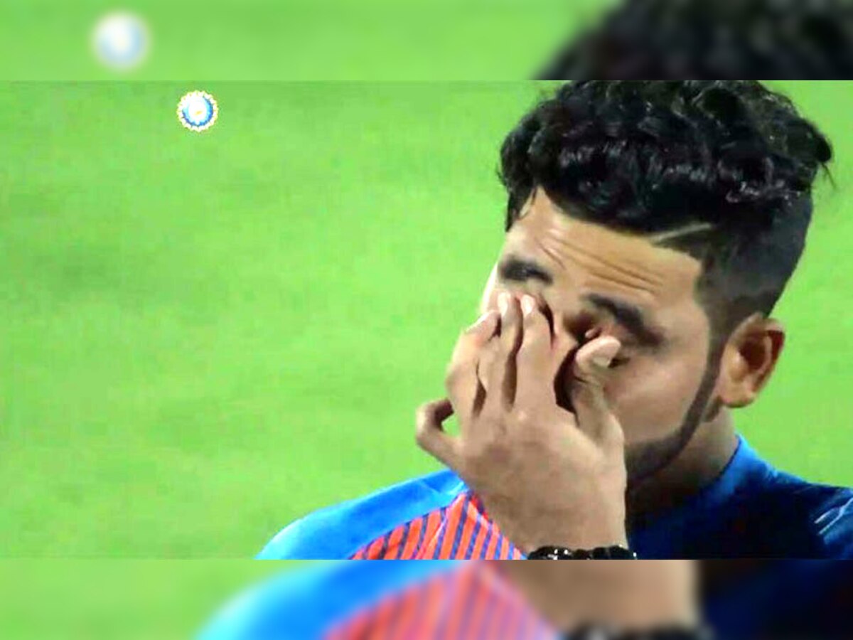 बेंगलुरू के तेज गेंदबाज मोहम्मद सिराज ने कोलकाता के खिलाफ 2.2 ओवर गेंदबाजी की. उन्होंने इसमें 36 रन दिए और कोई विकेट भी नहीं ले सके. (फोटो: VIDEO GRAB)
