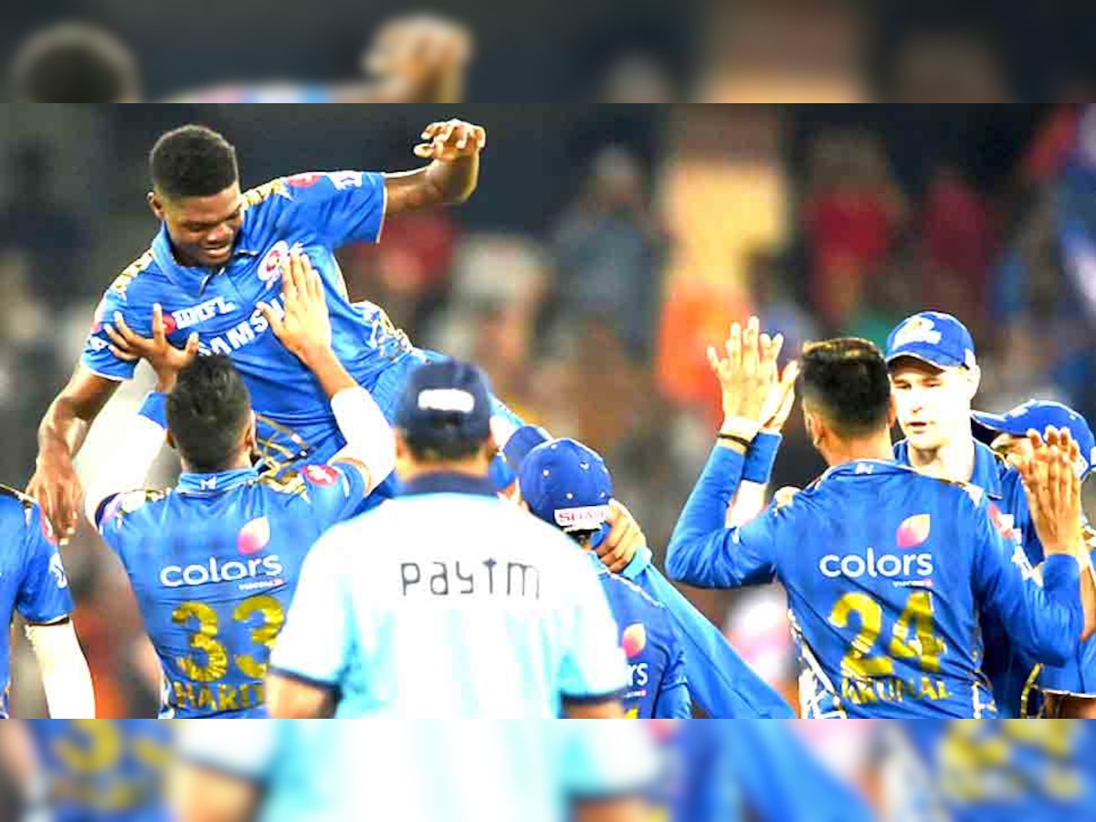 आईपीएल में डेब्यू मैच खेल रहे अल्जारी जोसेफ ने छह विकेट झटके. मैच के बाद हार्दिक पांड्या ने उन्हें यूं उठा लिया. (फोटो: PTI) 
