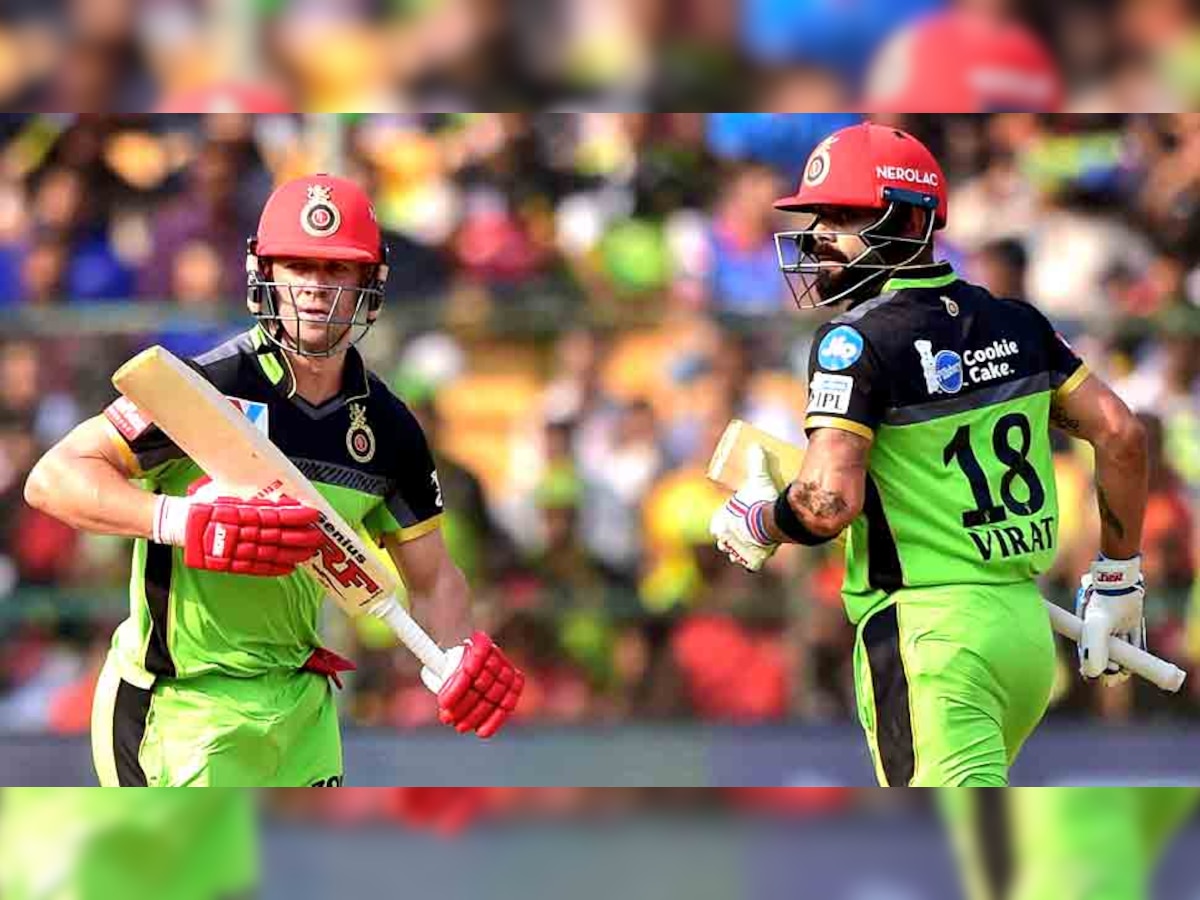 बेंगलुरू के स्टार क्रिकेटर एबी डिविलियर्स और कप्तान विराट कोहली ग्रीन जर्सी में. (फोटो: PTI) 