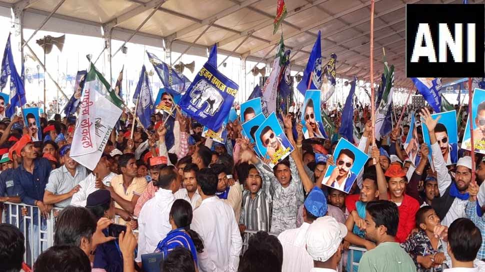 मायावती दे रही थीं भाषण और उन्हीं के सामने लोग लहरा रहे थे भीम आर्मी चीफ चंद्रशेखर के पोस्टर