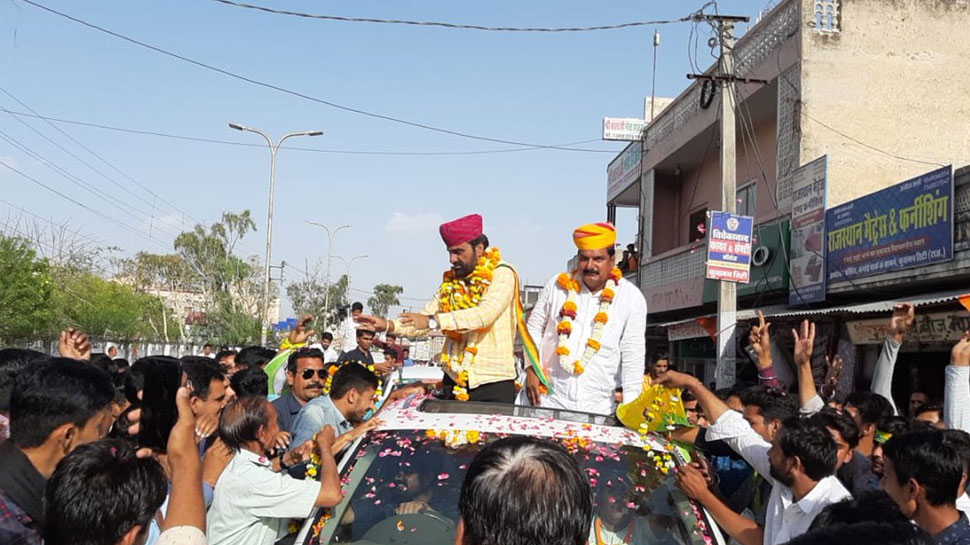 एनडीए प्रत्याशी हनुमान बेनीवाल ने नागौर में किया रोड शो, कांग्रेस पर जमकर साधा निशाना एनडीए प्रत्याशी हनुमान बेनीवाल ने नागौर में किया रोड शो, कांग्रेस पर जमकर साधा निशाना