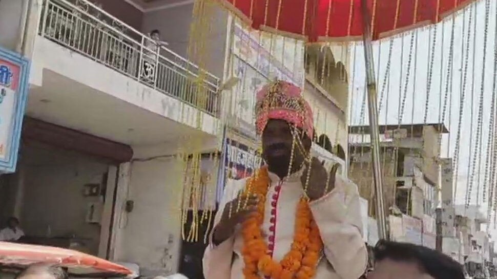 कभी अर्थी पर लेटकर, तो कभी भैंसा गाड़ी, अब इस रूप में नॉमिनेशन करने पहुंचा यह प्रत्याशी