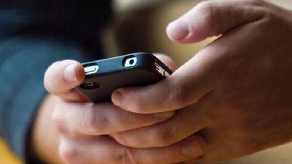 क्लास में छात्राओं को पढ़ाने की बजाय मोबाइल पर टीचर दिखाता था, वो वाली फिल्में और फिर...