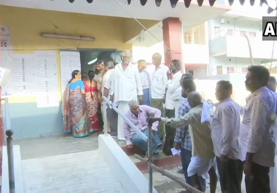 सहारनपुर में देरी से शुरू हुआ मतदान Voting started late in Saharanpur