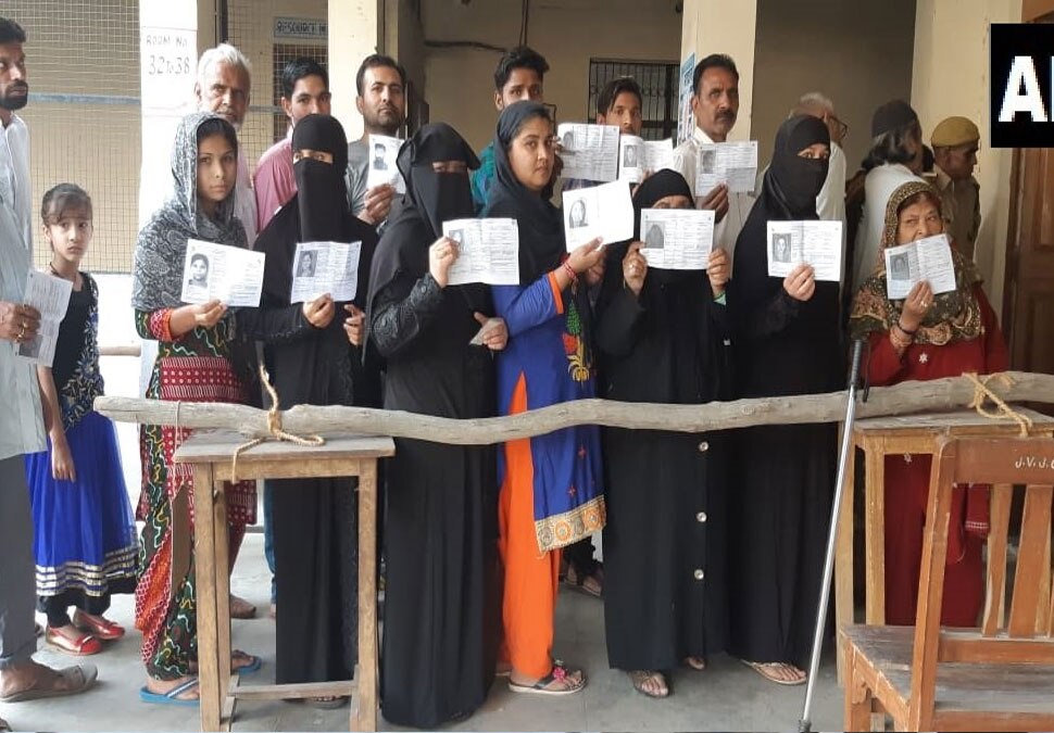 हापुड़ में देरी से शुरू हुआ मतदान Voting begins late in Hapur