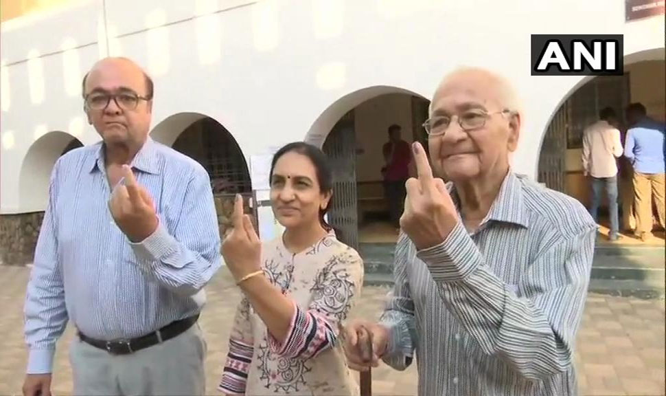 बेटे और बहू के साथ किया मतदान Lok sabha elections 2019 : Senior citizen voting at Polling both-9