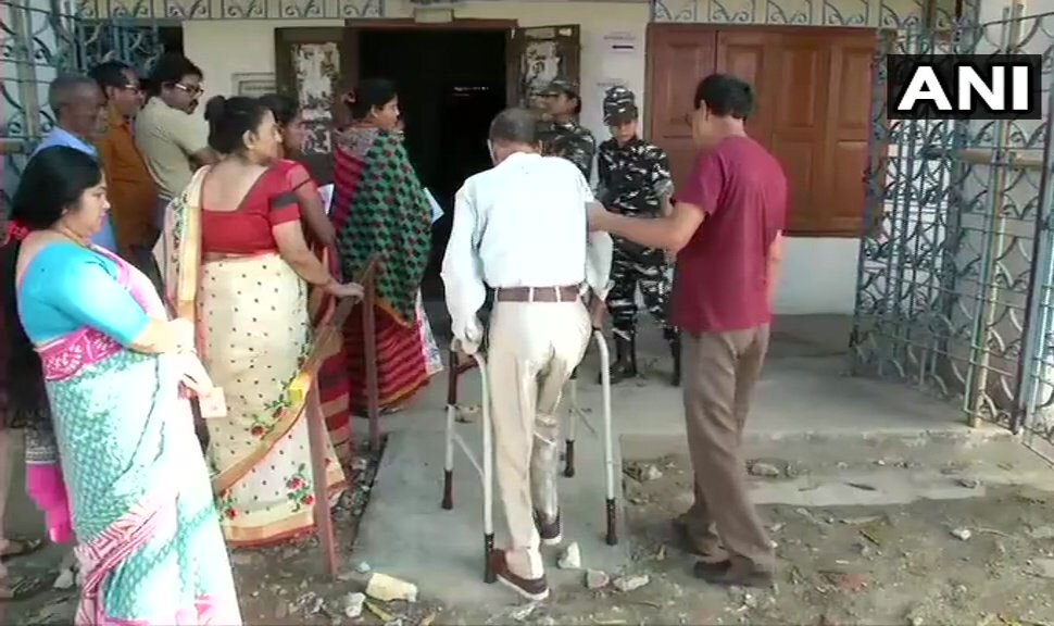 पहले बुजुर्गों का मतदान Lok sabha elections 2019 : Senior citizen voting at Polling both-10