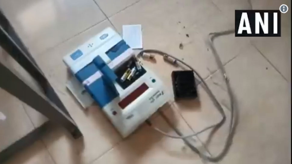 VIDEO : मतदान केंद्र पर इस कदर आग-बबूला हुआ उम्मीदवार, उठाकर पटक दी EVM मशीन