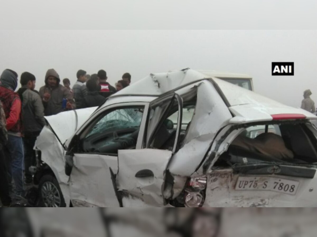 आगरा-लखनऊ एक्सप्रेस-वे पर गुरुवार को एक कार और ट्रक की भिड़ंत में कार सवार 8 लोगों की मौत हो गई. (फाइल फोटो)