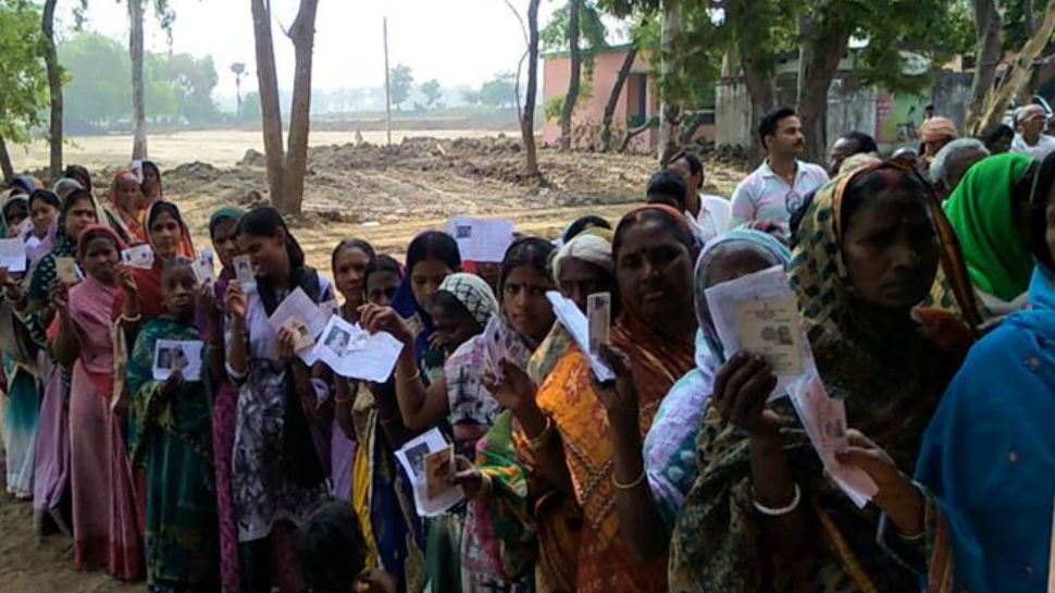 बिहार के चार सीटों पर मतदान आज, तस्वीरों में देखें वोटरों का उत्साह See the pics of first phase elections in Bihar