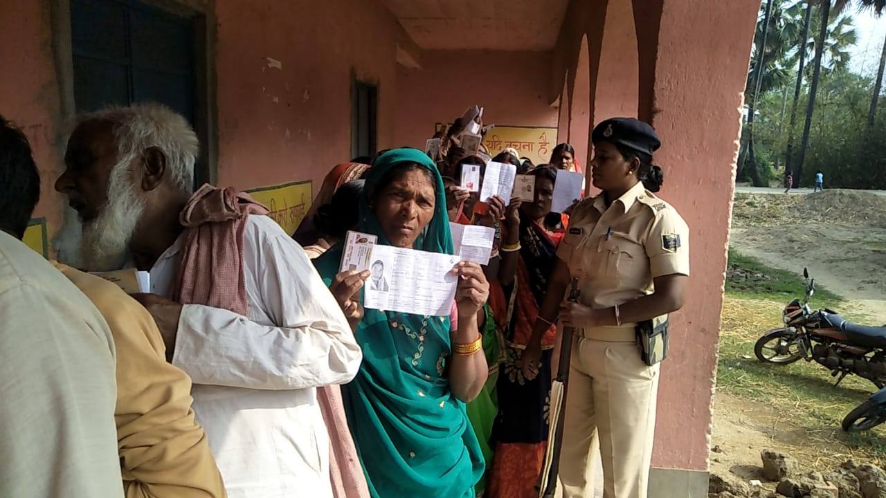 बिहार के चार सीटों पर मतदान आज, तस्वीरों में देखें वोटरों का उत्साह See the pics of first phase elections in Bihar