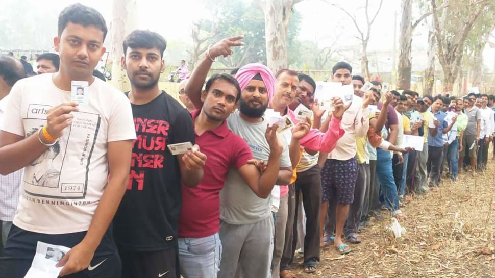 बिहार के चार सीटों पर मतदान आज, तस्वीरों में देखें वोटरों का उत्साह See the pics of first phase elections in Bihar