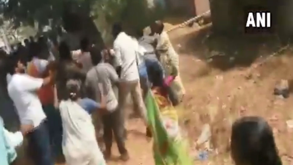 VIDEO : एक तरफ डाले जा रहे थे वोट, तो दूसरी तरफ कार्यकर्ताओं के बीच चल रहे थे लात-घूंसे VIDEO : एक तरफ डाले जा रहे थे वोट, तो दूसरी तरफ कार्यकर्ताओं के बीच चल रहे थे लात-घूंसे