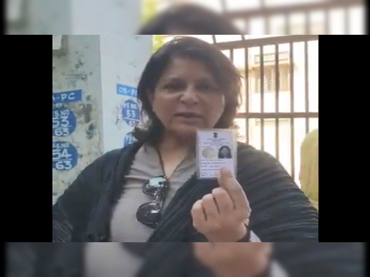 शोभना ने मतदान केंद्र के बाहर खड़े होकर अपना मतदाता पहचान पत्र दिखाते हुए एक वीडियो जारी किया. 