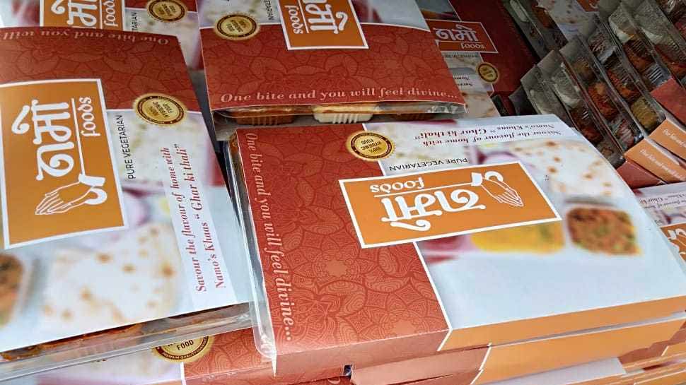 नोएडा में वोटिंग के दौरान 'नमो' फूड पैकेट बंटने से मचा बवाल, चुनाव आयोग ने मांगी DM से रिपोर्ट