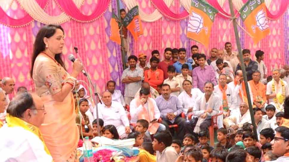 मथुरा: लोगों ने हेमा मालिनी से किया बंदरों की समस्या पर सवाल, तो मिली यह नसीहत