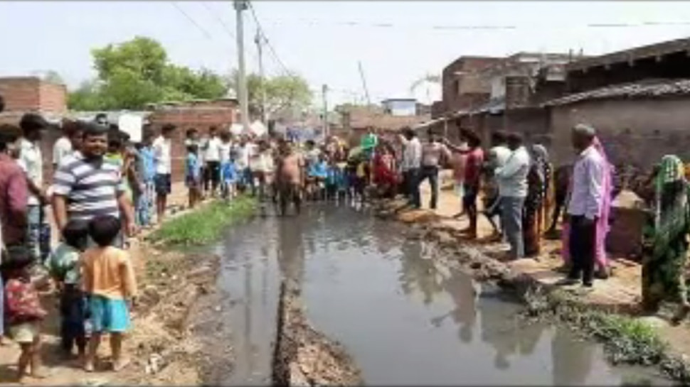 सासारम : गांव की सड़कों पर जलजमाव की स्थिति, ग्रामीणों ने किया चुनाव का बहिष्कार