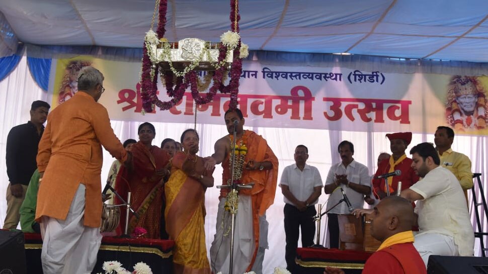 शिरडी साई मंदिर में मची है रामनवमी की धूम, पालने में झूल रहे रामलला