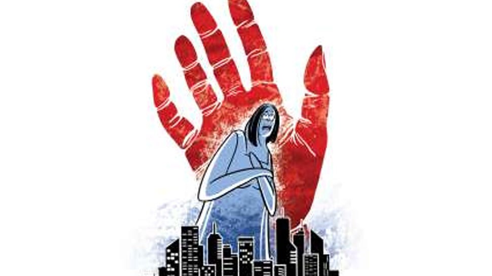 नोएडा: छात्रा के साथ चेकअप के दौरान डॉक्टर ने की अश्लील हरकत, पुलिस ने किया गिरफ्तार