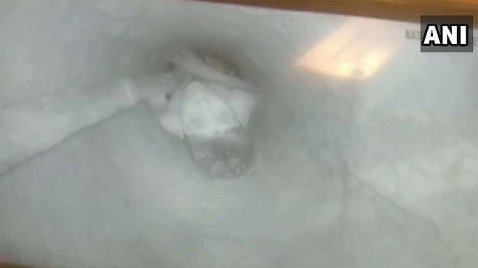 मथुरा: 400 फीट गहरे बोरवेल में गिरा पांच साल का बच्चा, निकालने की कोशि‍श जारी