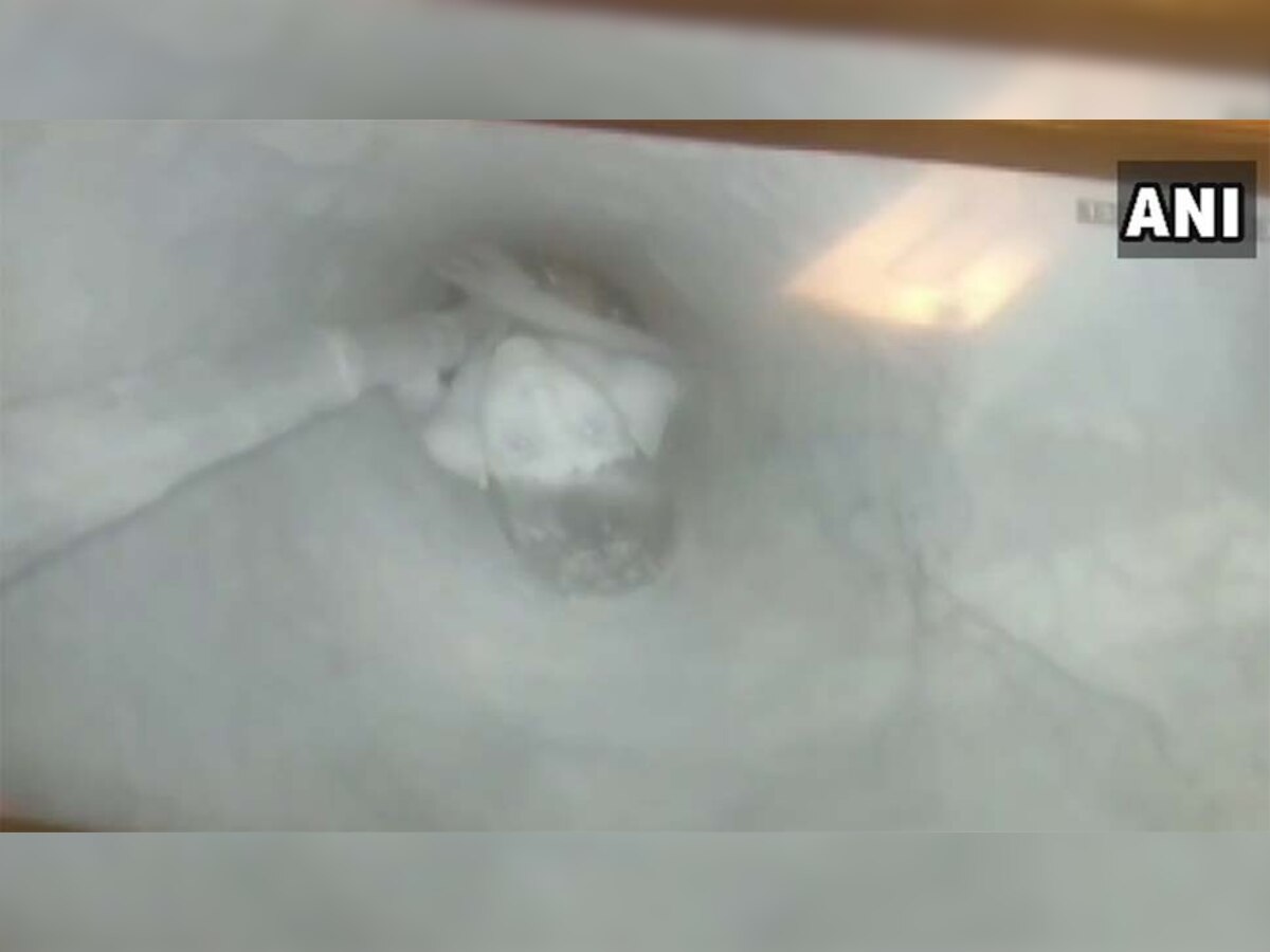 मथुरा: 400 फीट गहरे बोरवेल में गिरा पांच साल का बच्चा, निकालने की कोशि‍श जारी