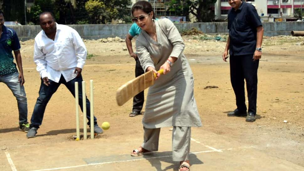 PHOTOS : एक्टिंग के बाद क्रिकेट में आजमाया उर्मिला ने हाथ, ऐसे कर रही हैं चुनाव प्रचार 