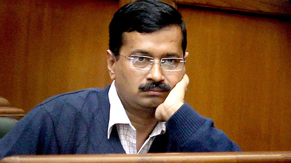 VIDEO: हवाई जहाज में सफर कर रहे थे अरविंद केजरीवाल, यात्री बोला- देश में खिलेगा कमल