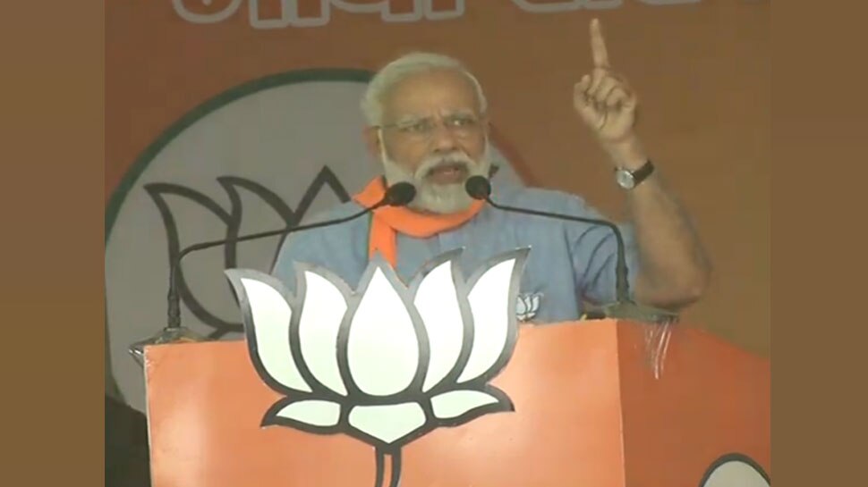 पीएम मोदी दे रहे थे भाषण, अचानक मंच के नीचे लगी आग और फिर...