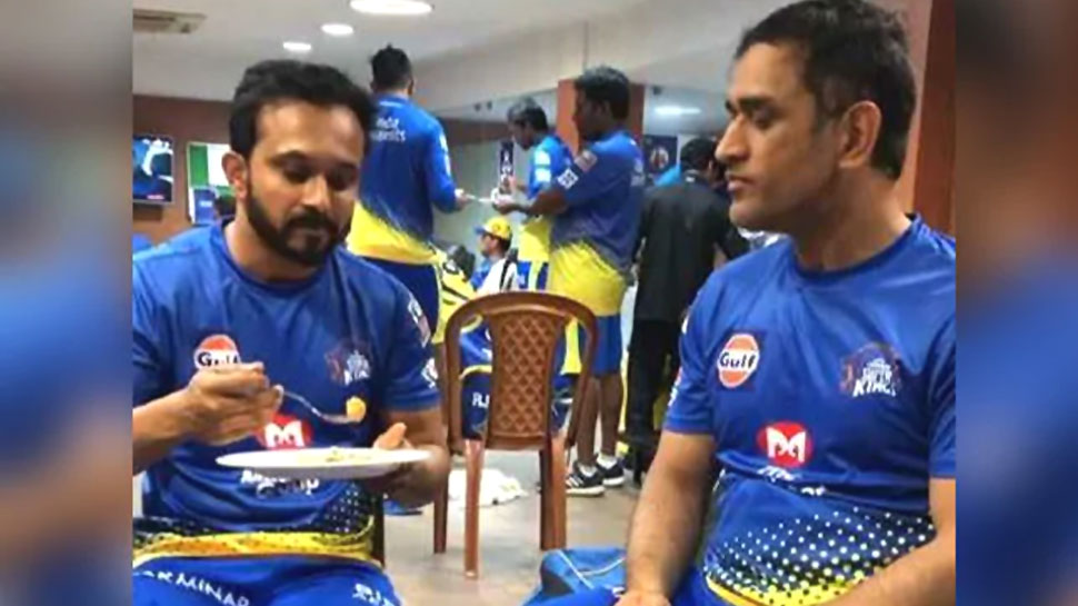 IPL 2019: कप्तान धोनी को अपने हाथों से खाना खिलाते नजर आए केदार जाधव, वायरल हुआ ये VIDEO