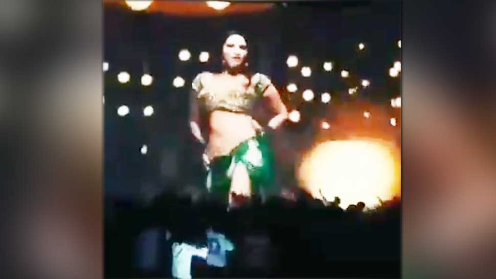 पर्दे पर सनी लियोनी को देखते ही सीट छोड़कर उछलने लगे दर्शक, देखें VIRAL VIDEO