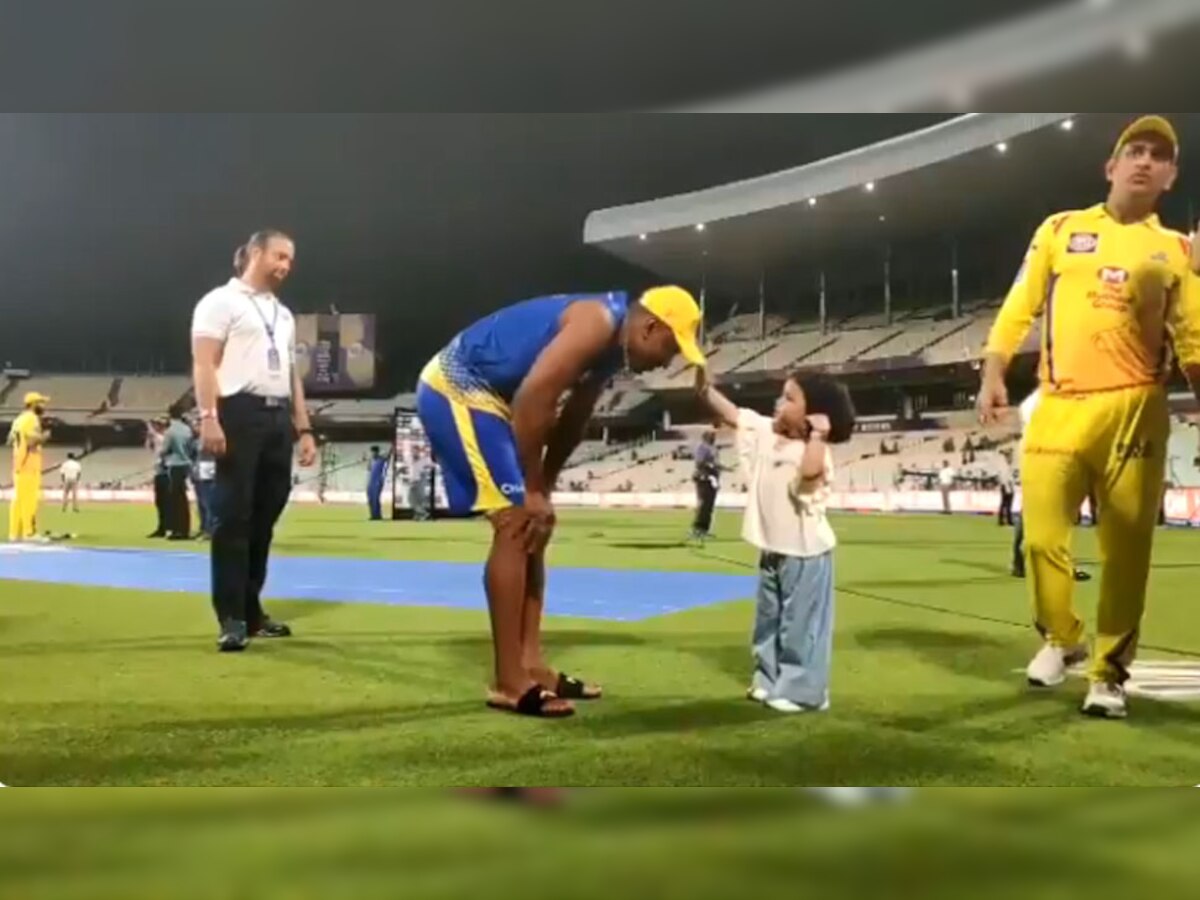 VIDEO: जीवा धोनी ने ब्रावो को बताया कैप पहनने का तरीका, ताहिर को भी अपने हाथों से सौंपा 'अवॉर्ड'