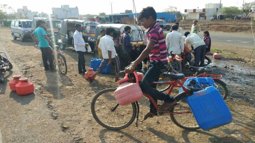 लातूर: गांवों में हो रही लोगों को समस्या, शहर जाने की पाइप से पानी करते हैं जमा Villagers near from latur are facing water crisis