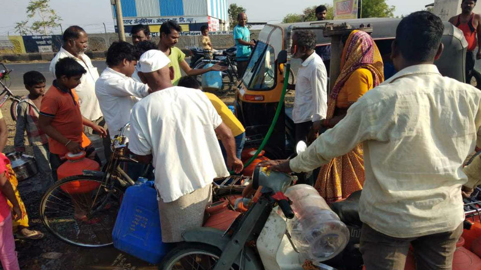 लातूर: गांवों में हो रही लोगों को समस्या, शहर जाने की पाइप से पानी करते हैं जमा Villagers near from latur are facing water crisis