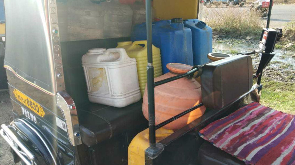 लातूर: गांवों में हो रही लोगों को समस्या, शहर जाने की पाइप से पानी करते हैं जमा Villagers near from latur are facing water crisis